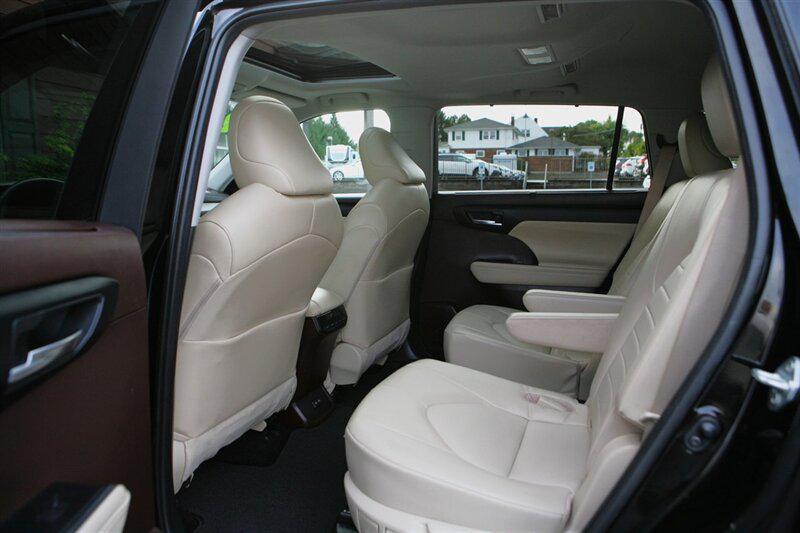 used 2022 Toyota Highlander car, priced at $37,900