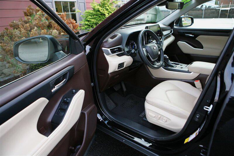used 2022 Toyota Highlander car, priced at $37,900