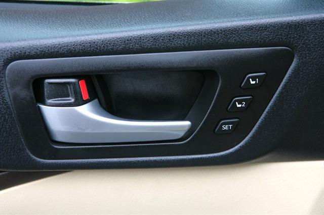used 2017 Toyota Highlander Hybrid car, priced at $25,900