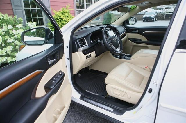 used 2017 Toyota Highlander Hybrid car, priced at $25,900