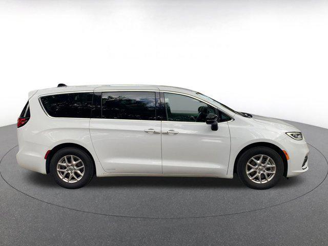 used 2024 Chrysler Pacifica car, priced at $35,105