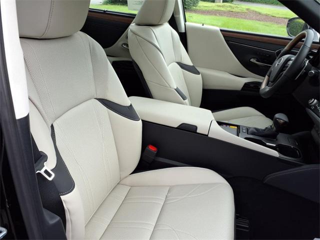 new 2025 Lexus ES 300h car, priced at $56,544