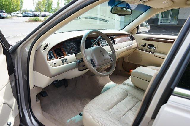 used 2001 Lincoln Town Car car, priced at $6,995