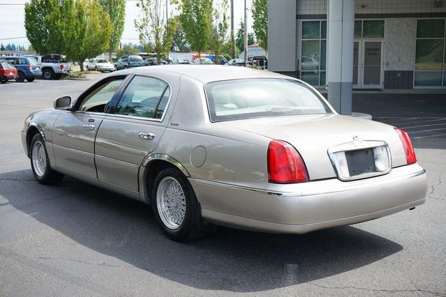 used 2001 Lincoln Town Car car, priced at $6,995