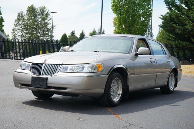 used 2001 Lincoln Town Car car, priced at $6,995