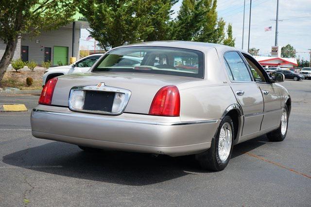 used 2001 Lincoln Town Car car, priced at $6,995