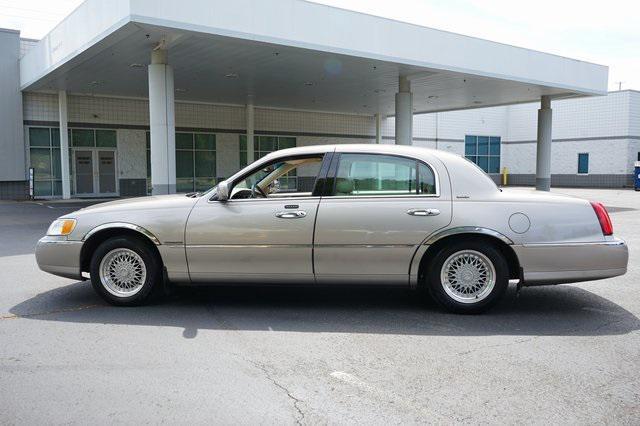 used 2001 Lincoln Town Car car, priced at $6,995