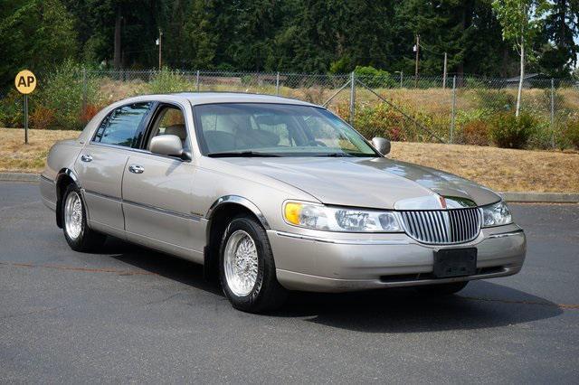 used 2001 Lincoln Town Car car, priced at $6,995