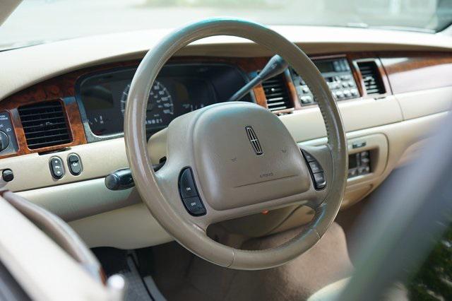 used 2001 Lincoln Town Car car, priced at $6,995