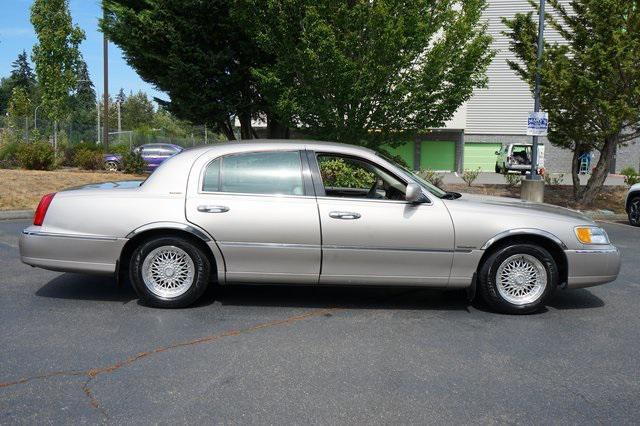 used 2001 Lincoln Town Car car, priced at $6,995