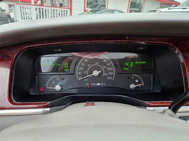 used 2005 Lincoln Town Car car, priced at $5,995