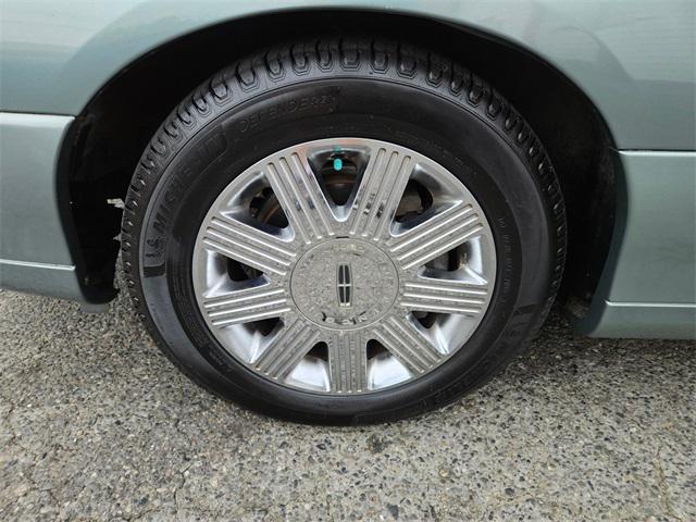 used 2005 Lincoln Town Car car, priced at $5,995