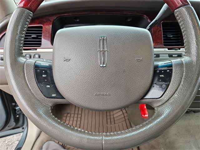 used 2005 Lincoln Town Car car, priced at $5,995