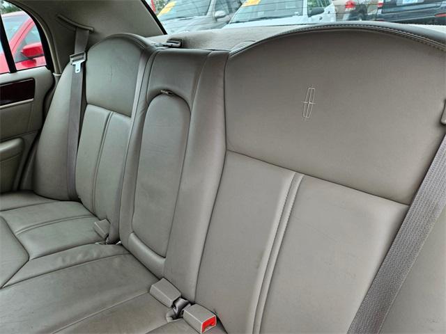 used 2005 Lincoln Town Car car, priced at $5,995