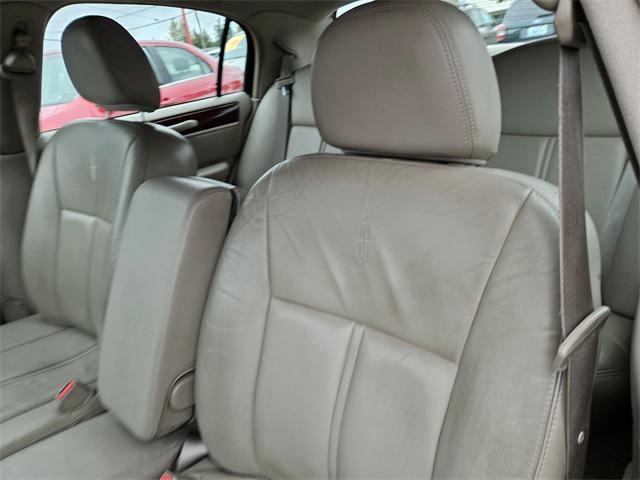 used 2005 Lincoln Town Car car, priced at $5,995
