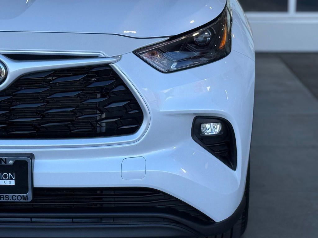 used 2023 Toyota Highlander car, priced at $32,432