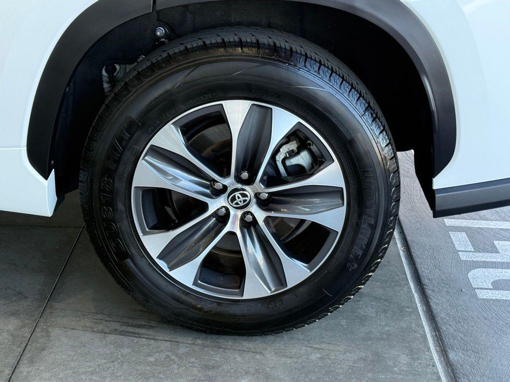 used 2023 Toyota Highlander car, priced at $32,432