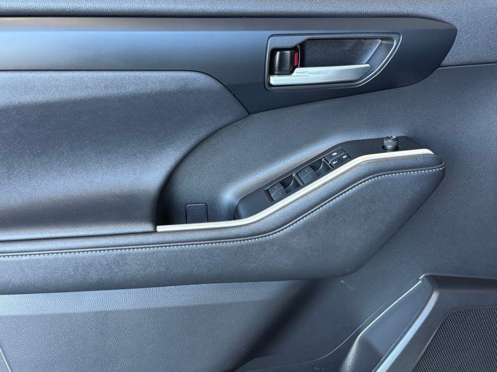 used 2023 Toyota Highlander car, priced at $32,432