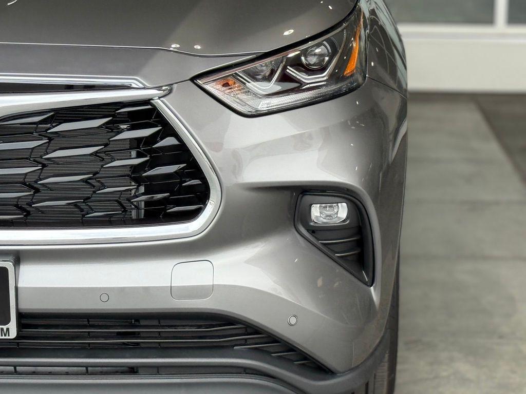 new 2026 Toyota Highlander car, priced at $50,677