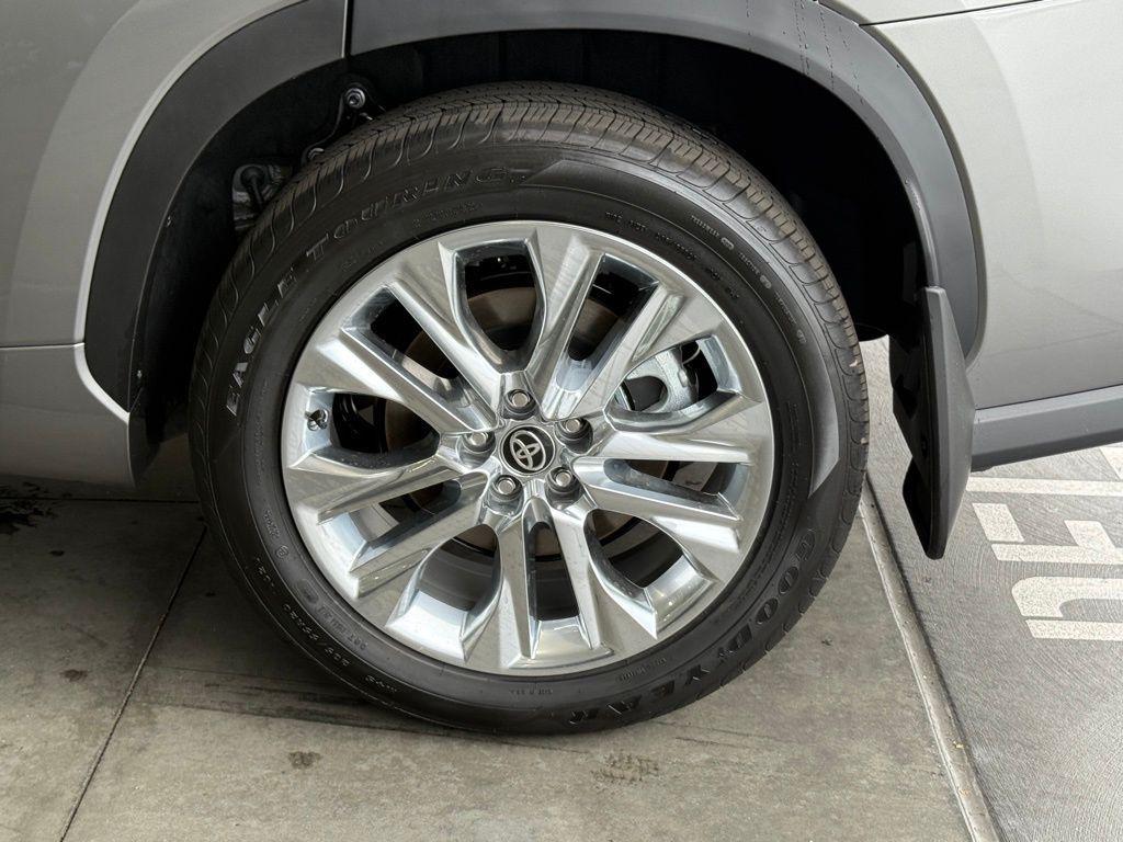 new 2026 Toyota Highlander car, priced at $50,677