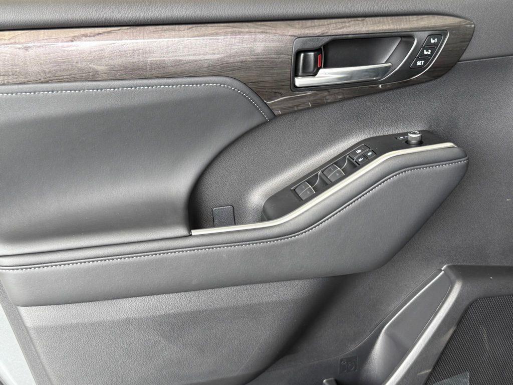 new 2026 Toyota Highlander car, priced at $50,677