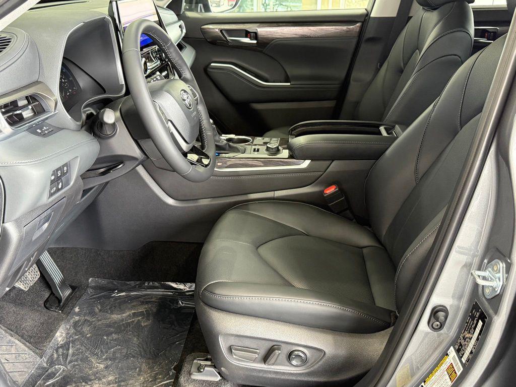 new 2026 Toyota Highlander car, priced at $50,677