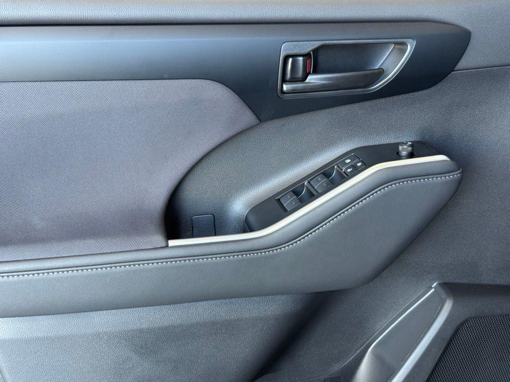 new 2025 Toyota Highlander car, priced at $42,798