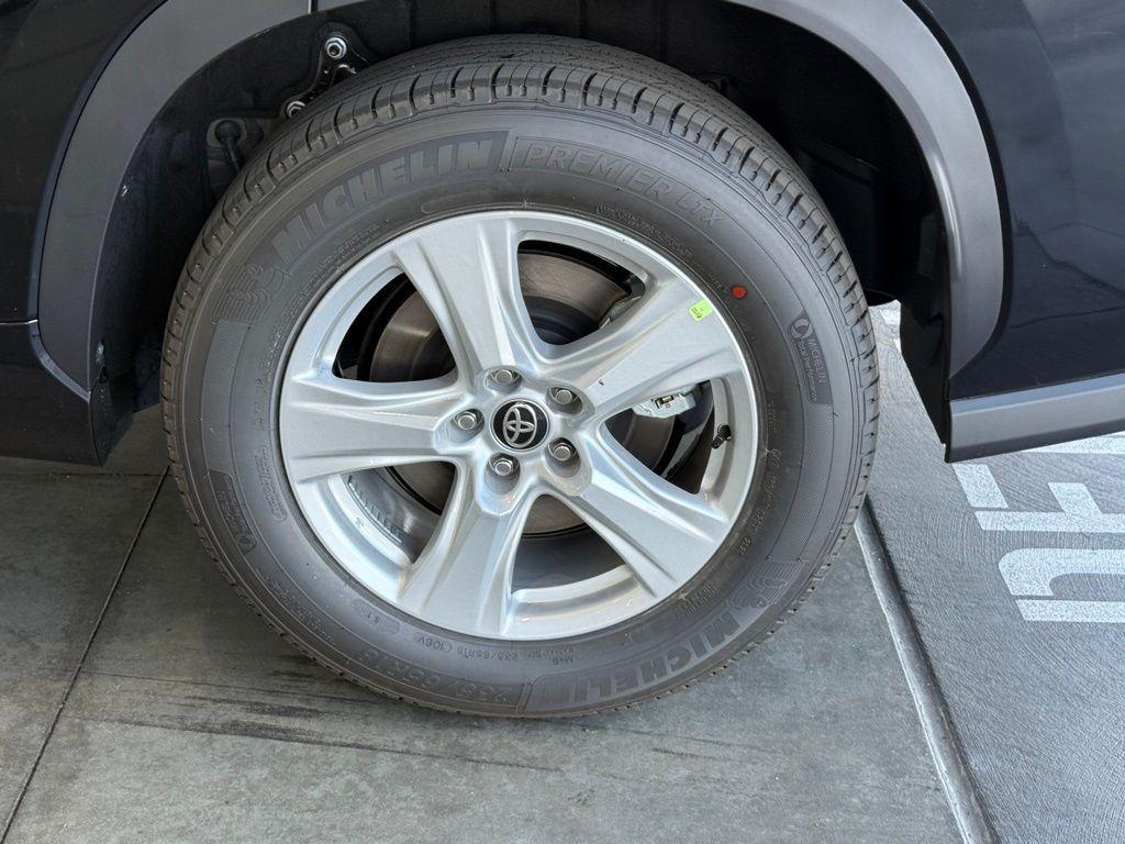 new 2025 Toyota Highlander car, priced at $42,798