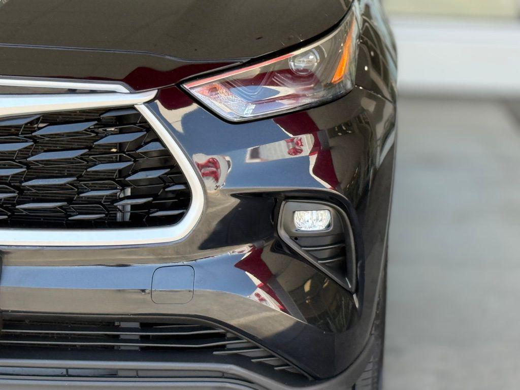 used 2022 Toyota Highlander car, priced at $33,688