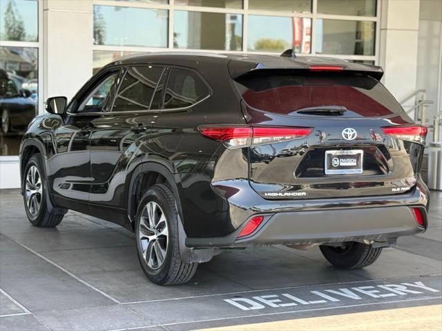 used 2022 Toyota Highlander car, priced at $34,067