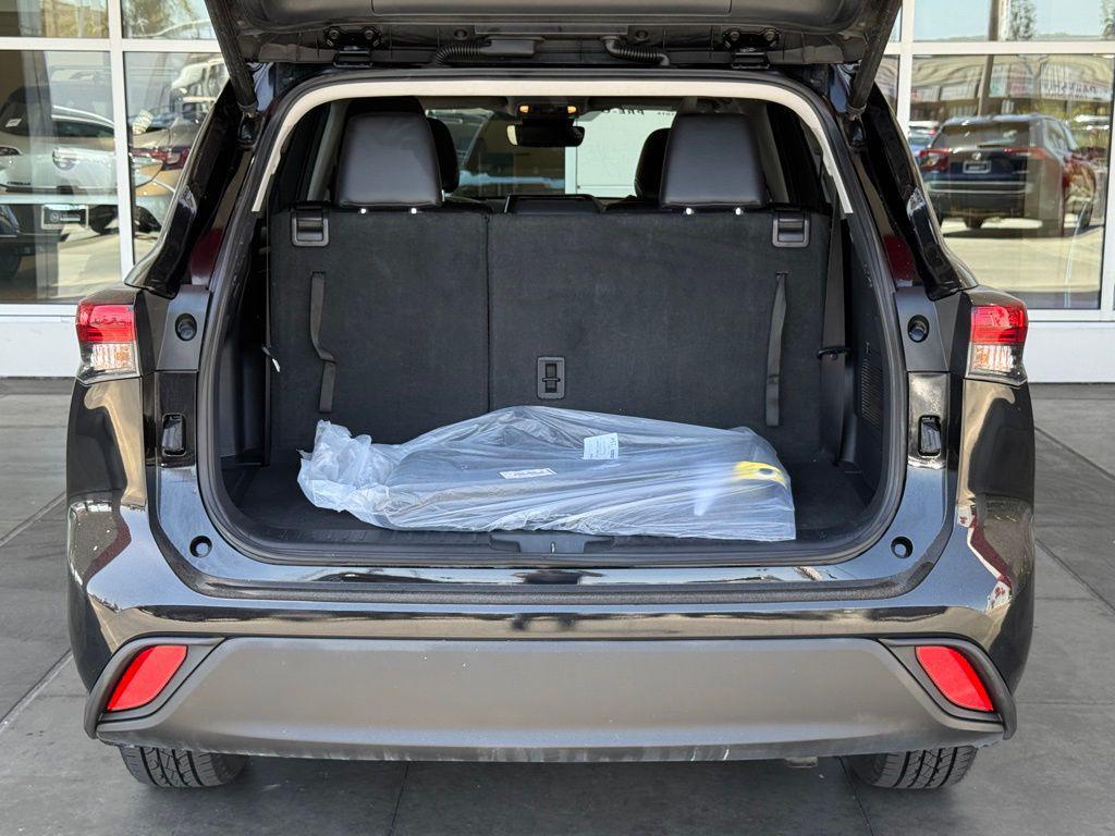 used 2022 Toyota Highlander car, priced at $33,688