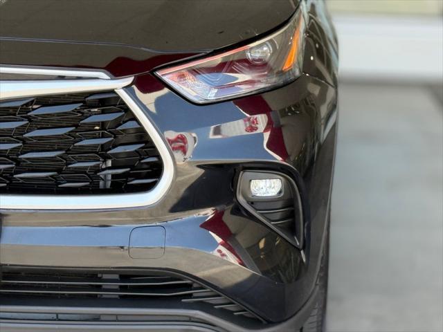 used 2022 Toyota Highlander car, priced at $34,067