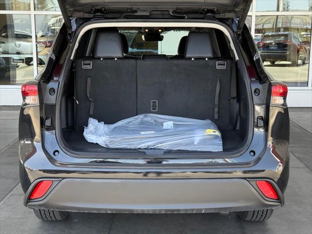 used 2022 Toyota Highlander car, priced at $34,067