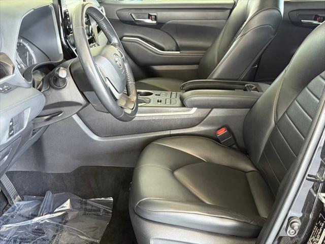 used 2022 Toyota Highlander car, priced at $34,067