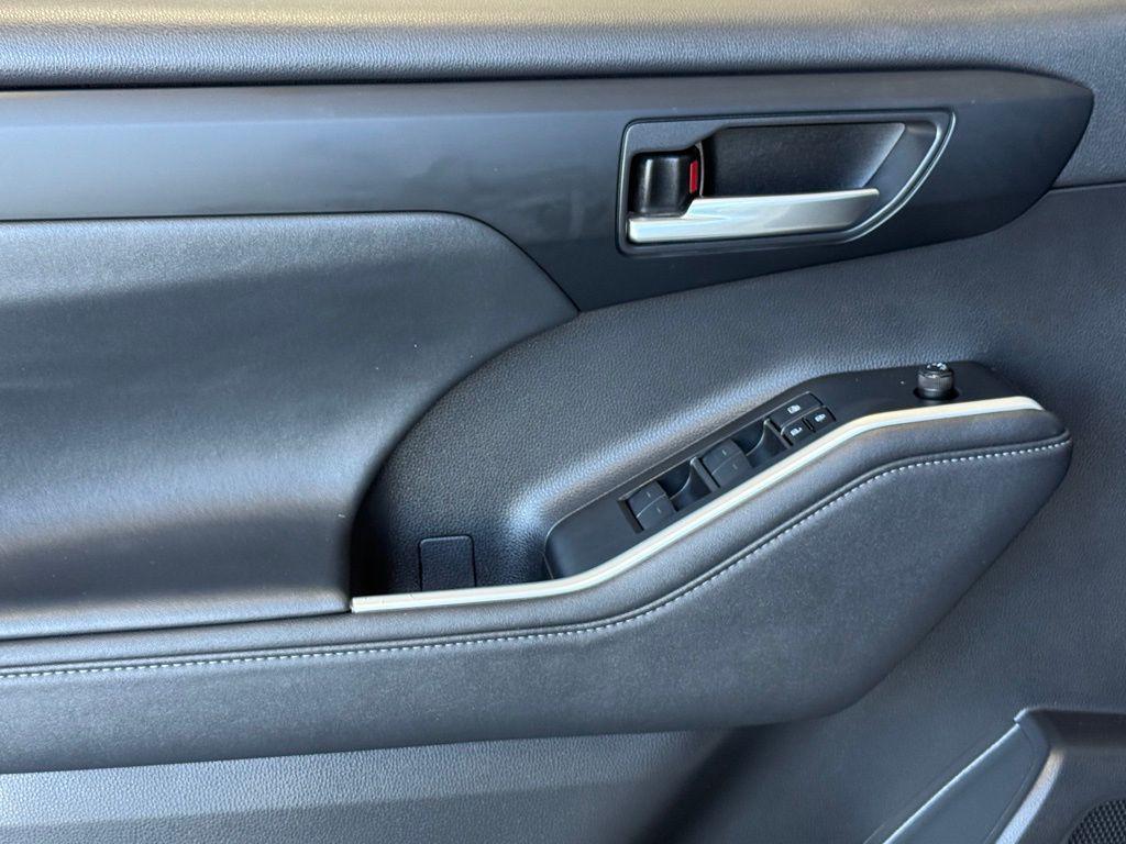 used 2023 Toyota Highlander car, priced at $31,919