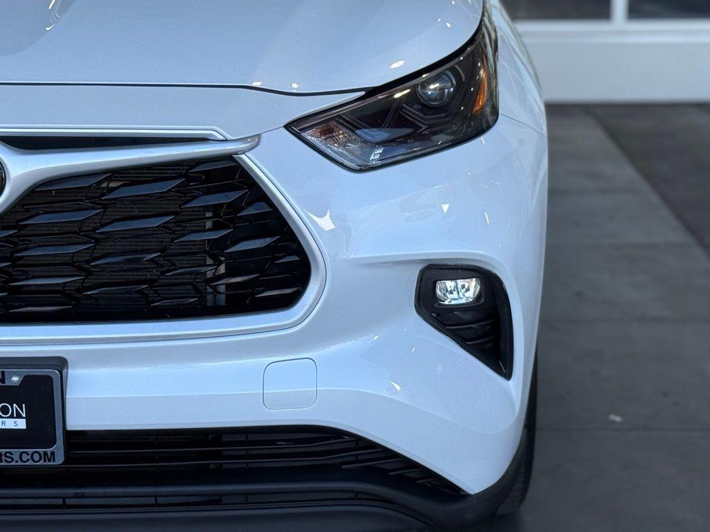 used 2023 Toyota Highlander car, priced at $31,919