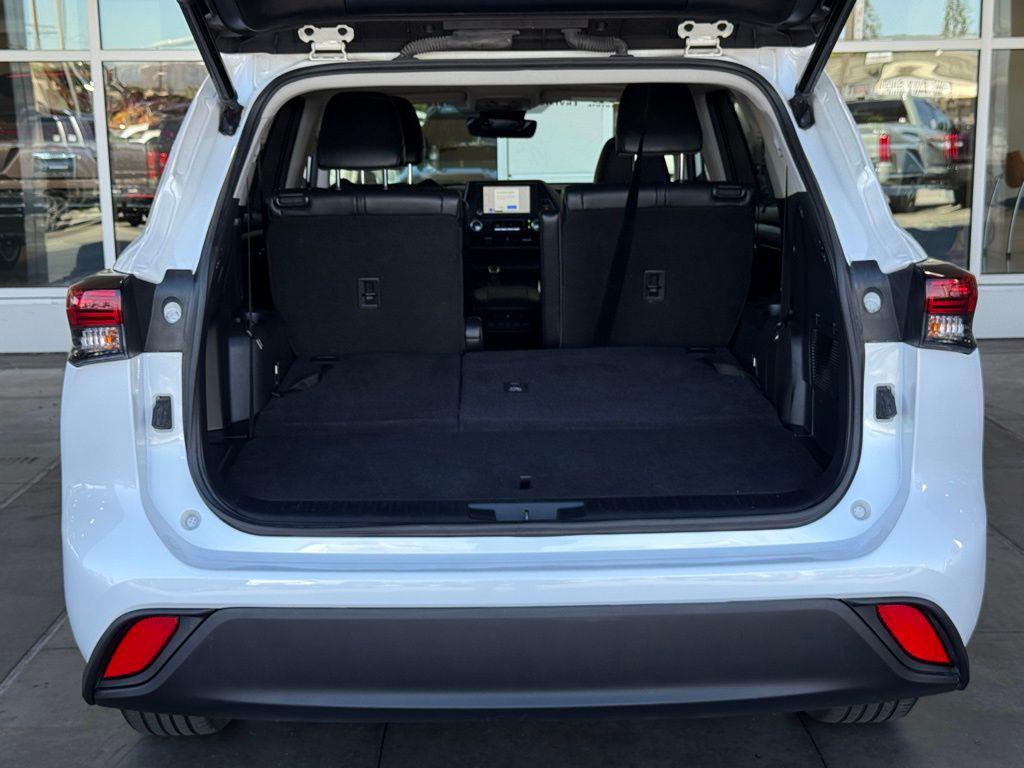 used 2023 Toyota Highlander car, priced at $31,919