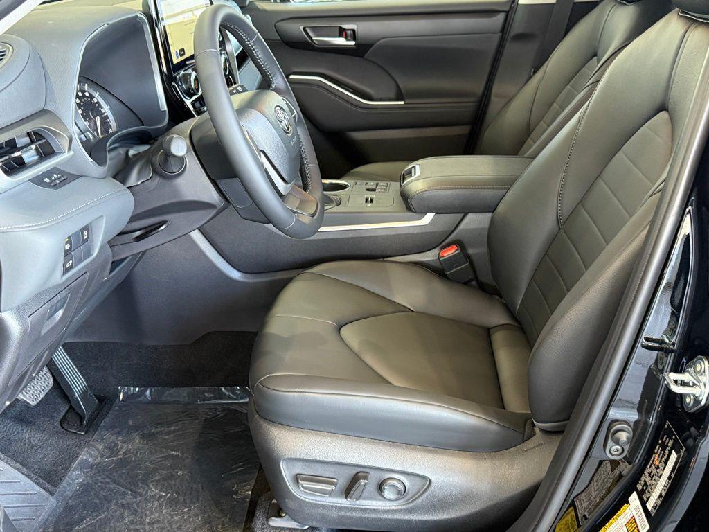new 2025 Toyota Highlander car, priced at $47,802