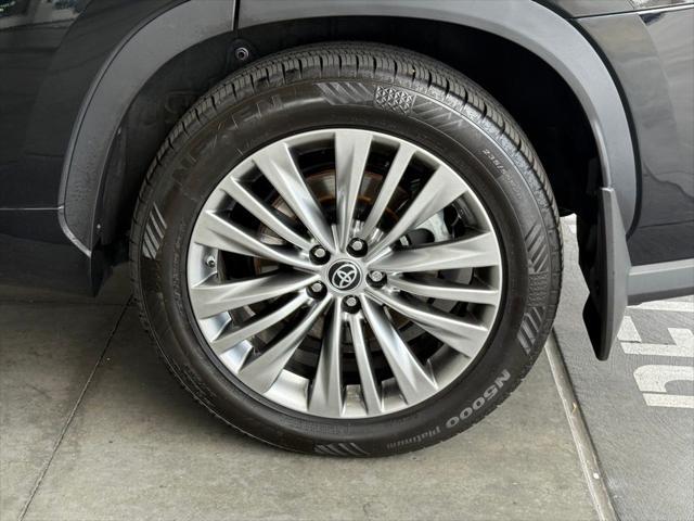 used 2022 Toyota Highlander car, priced at $40,515