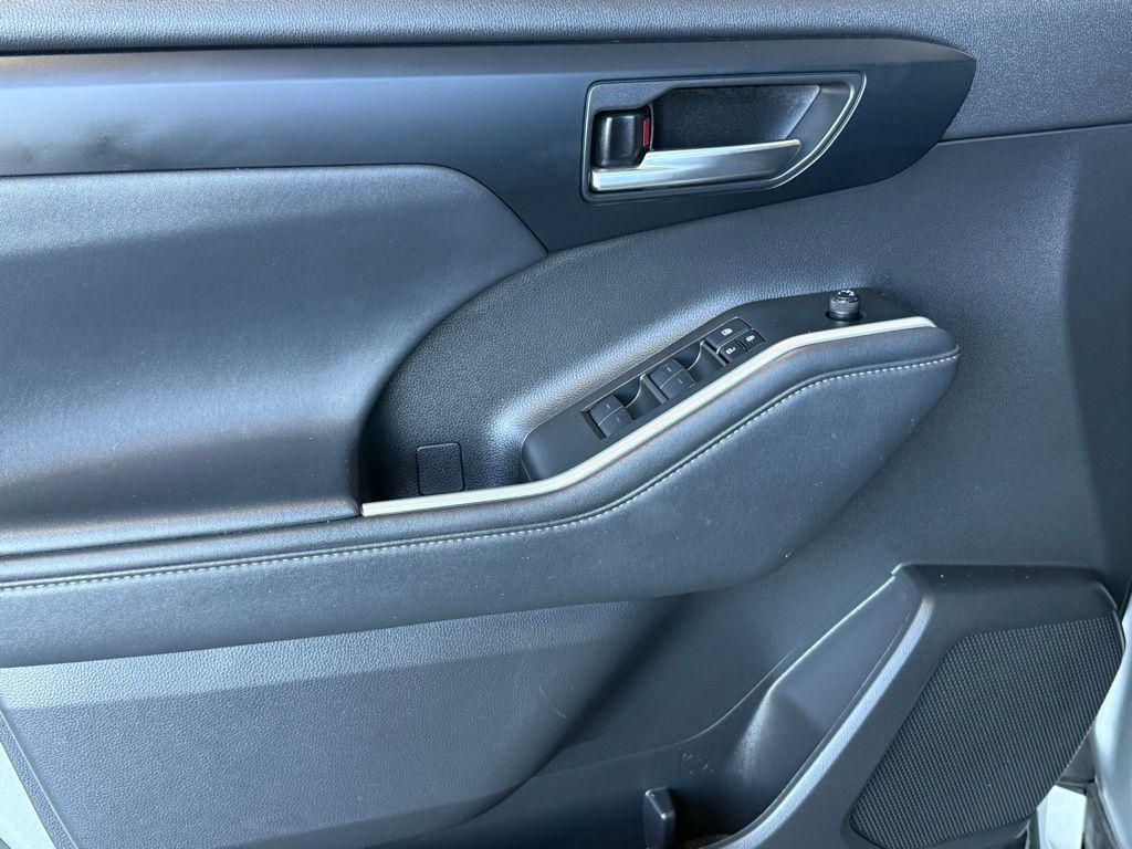 used 2022 Toyota Highlander car, priced at $28,406