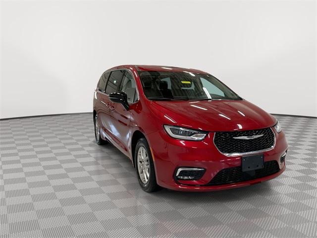used 2024 Chrysler Pacifica car, priced at $29,167