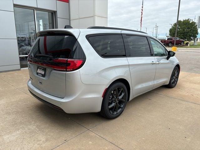 new 2024 Chrysler Pacifica car, priced at $37,839