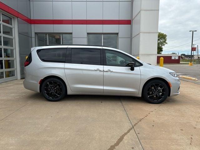 new 2024 Chrysler Pacifica car, priced at $37,839