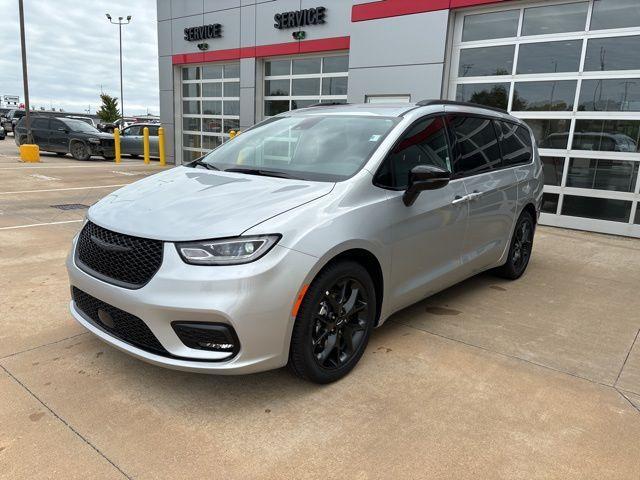 new 2024 Chrysler Pacifica car, priced at $37,839