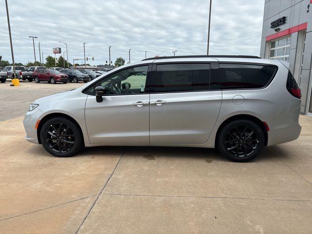 new 2024 Chrysler Pacifica car, priced at $37,839