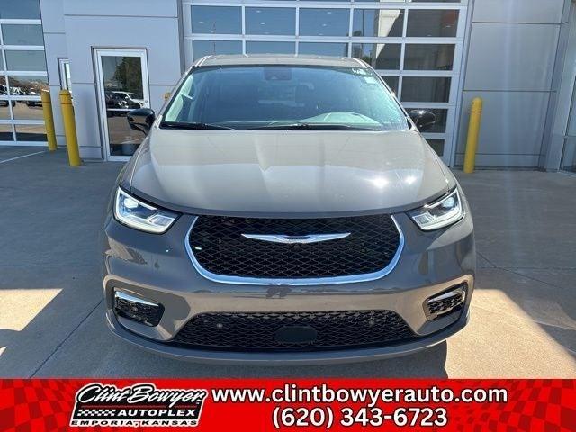 new 2024 Chrysler Pacifica car, priced at $42,085