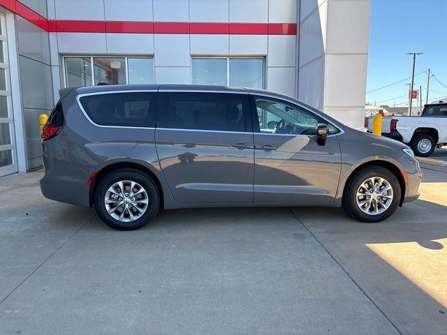 new 2024 Chrysler Pacifica car, priced at $40,085