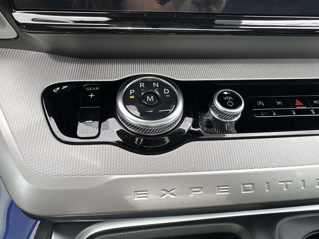 new 2025 Ford Expedition car, priced at $75,065