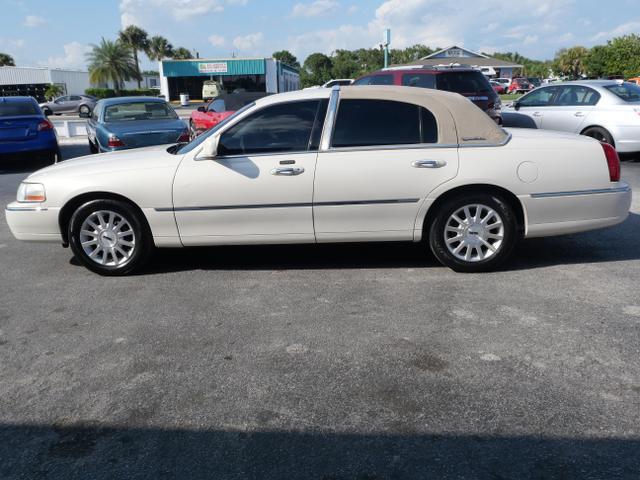 used 2007 Lincoln Town Car car, priced at $9,950