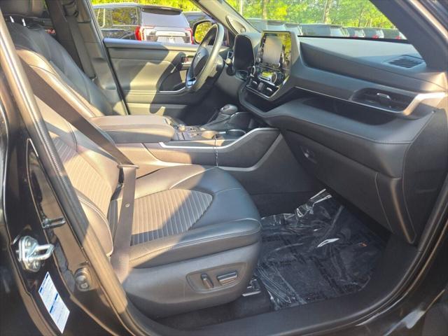 used 2021 Toyota Highlander car, priced at $34,895